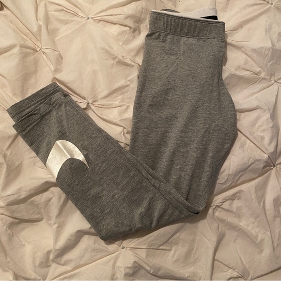 NIKE Sportswear Essential Leggings in Grey and White - Picture 6 of 6